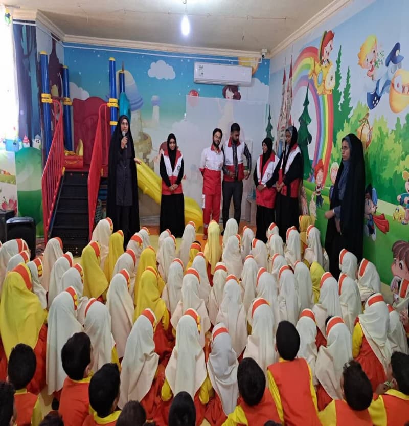 حضور امدادگران و آموزش پناه گیری به مناسبت روز ایمنی در برابر زلزله و بلایای طبیعی