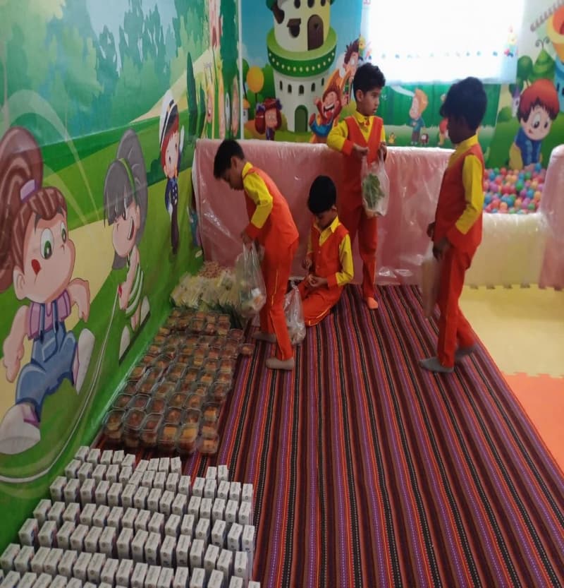 والدین لاله های رضوی  در شب ۲۷ماه مبارک رمضان مهمان لاله هایشان بودند