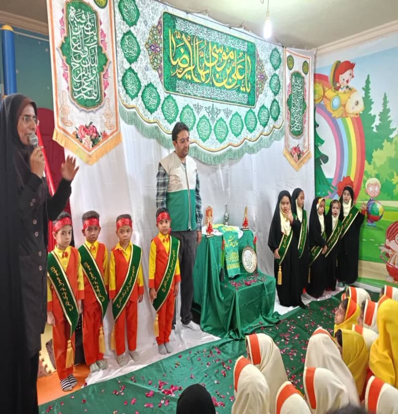 اهداء پرچم متبرک آستان مقدس امام رئوف علیه توسط خادمیاران رضوی به لاله های رضوی