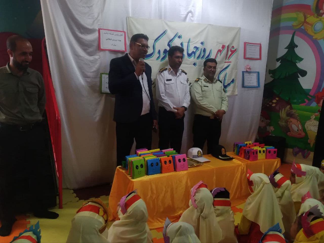 جشن روز جهانی کودک با حضور رئیس آموزش و پرورش و پلیس نیروی انتظامی و راهنمایی و رانندگی