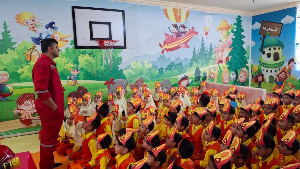 حضور آتش نشان با آموزش ایمنی و اطفای حریق